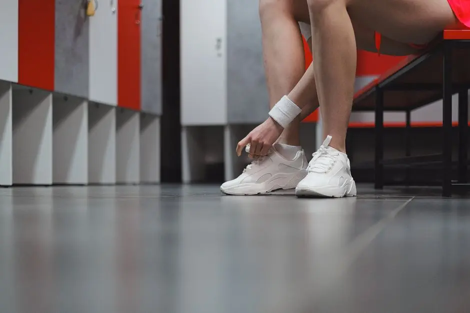 Rutinitas pagi dengan air putih dan sepatu olahraga